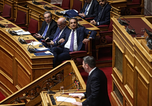 «Πυρ ομαδόν» κατά Μητσοτάκη από την αντιπολίτευση για το Κράτος Δικαίου – «Πρέπει να φύγει ο διαπλεκόμενος πρωθυπουργός»