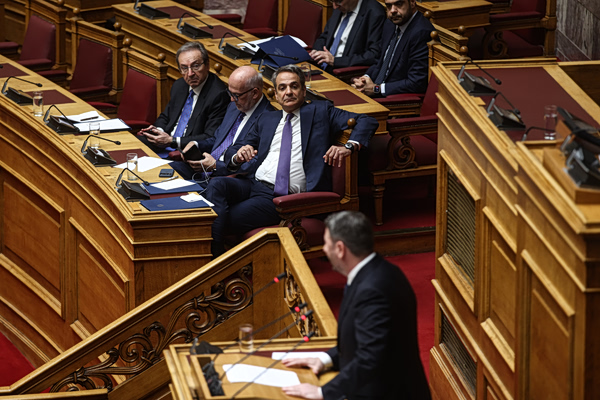 «Πυρ ομαδόν» κατά Μητσοτάκη από την αντιπολίτευση για το Κράτος Δικαίου – «Πρέπει να φύγει ο διαπλεκόμενος πρωθυπουργός»