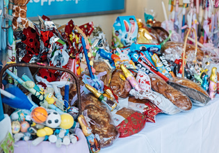 Δήμος Αθηναίων: Διανομή πασχαλινών ειδών σε παιδιά ευάλωτων οικογενειών