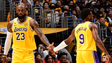 «Το πιο τρελό πράγμα που έχει συμβεί στην καριέρα μου»: Περήφανος ο ΛεΜπρόν που έπαιξε στα Playoffs με τον γιο του