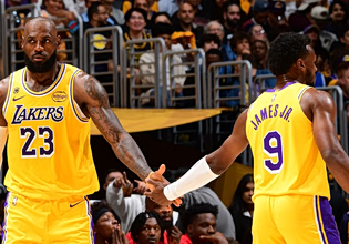 «Το πιο τρελό πράγμα που έχει συμβεί στην καριέρα μου»: Περήφανος ο ΛεΜπρόν που έπαιξε στα Playoffs με τον γιο του