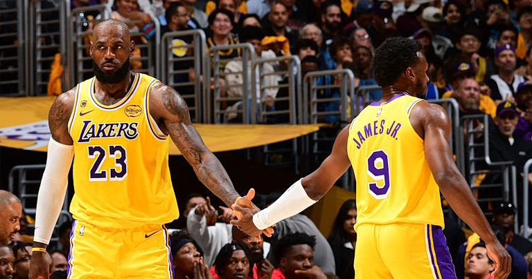 «Το πιο τρελό πράγμα που έχει συμβεί στην καριέρα μου»: Περήφανος ο ΛεΜπρόν που έπαιξε στα Playoffs με τον γιο του