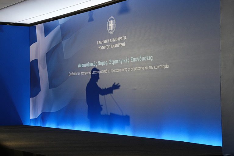 Στα «κάρβουνα» η κυβέρνηση μετά την ανάπαυλα του Πάσχα – Σκάνδαλα, ενεργειακή κρίση και αστάθεια