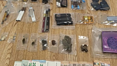 Συνελήφθη σωφρονιστικός υπάλληλος που εισήγαγε ναρκωτικά από ΗΠΑ, Ισπανία, Βρετανία