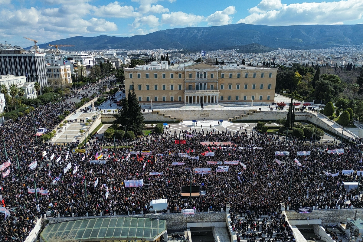 Διεθνής Αμνηστία: Έκθεση κόλαφος για την Ελλάδα – Σε πρώτο πλάνο προσφυγικό, Τέμπη, καταπάτηση δικαιωμάτων