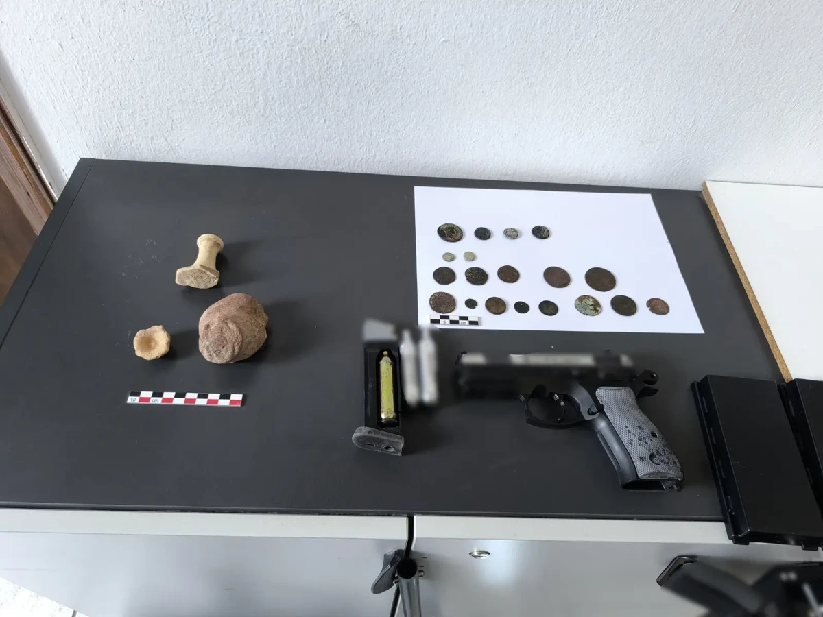 Συνελήφθη άνδρας στα Κύθηρα που διακινούσε αρχαιότητες μέσω διαδικτύου