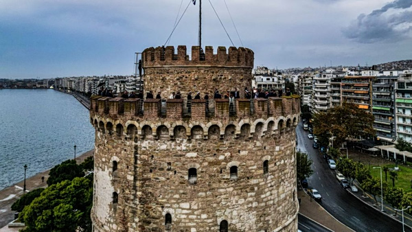 Θεσσαλονίκη: Πρόστιμο σε μουσικούς του δρόμου – Τι λένε οι ίδιοι και πώς απαντά ο Δήμος