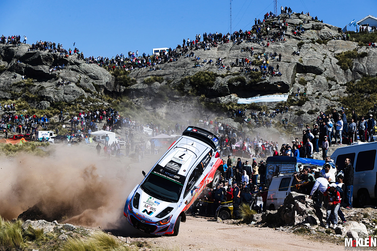 Σοκαριστικό δυστύχημα στην Αργεντινή με έναν νεκρό: Σε αγώνα ράλι, αυτοκίνητο βγήκε εκτός δρόμου και προκάλεσε πανικό (vid)