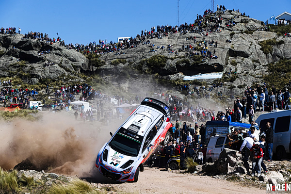 Σοκαριστικό δυστύχημα στην Αργεντινή με έναν νεκρό: Σε αγώνα ράλι, αυτοκίνητο βγήκε εκτός δρόμου και προκάλεσε πανικό (vid)