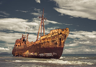 Γύθειο: Το τέλος ενός ιστορικού τοπόσημου – Καταρρέει το εμβληματικό ναυάγιο «Δημήτριος»