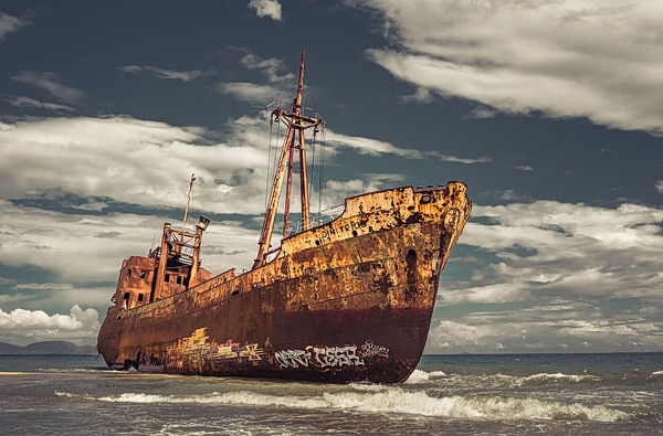 Γύθειο: Το τέλος ενός ιστορικού τοπόσημου – Καταρρέει το εμβληματικό ναυάγιο «Δημήτριος»