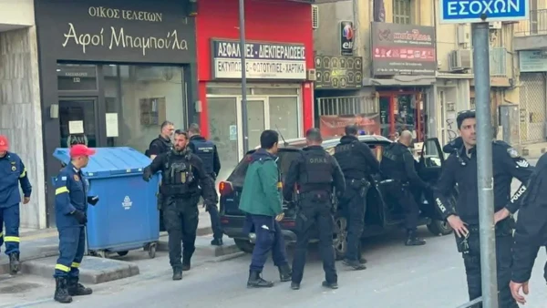 Θεσσαλονίκη: Απομακρύνθηκε ο 20χρονος που πετούσε αντικείμενα από το μπαλκόνι – Μεγάλη επιχείρηση της ΕΛΑΣ