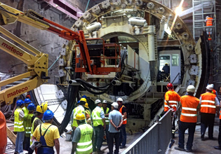 ΠΑΣΟΚ: Αθήνα και Αττική πνίγονται από το κυκλοφοριακό, αλλά η κυβέρνηση δεν γνωρίζει πότε θα ολοκληρωθεί η Γραμμή 4 του Μετρό