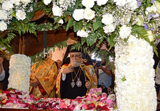 Επιτάφιος: Τι συμβολίζουν τα λουλούδια του και γιατί πρέπει να τα παίρνουμε στο σπίτι μας;