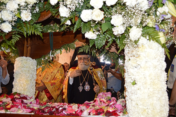 Επιτάφιος: Τι συμβολίζουν τα λουλούδια του και γιατί πρέπει να τα παίρνουμε στο σπίτι μας;