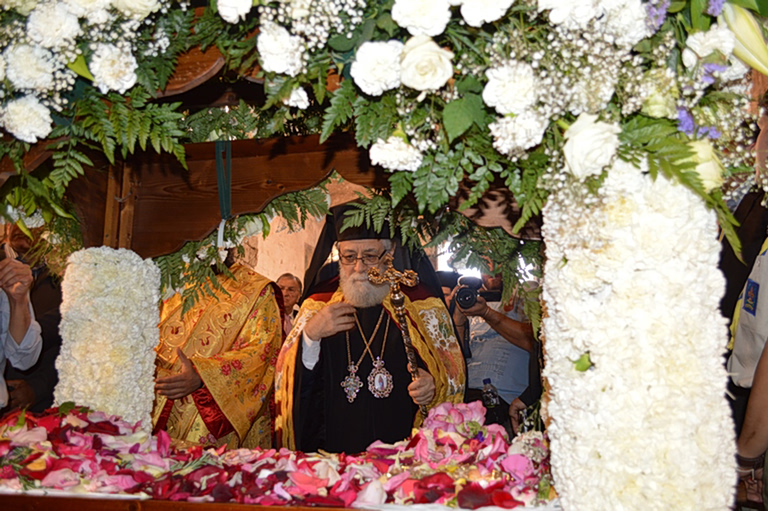 Επιτάφιος: Τι συμβολίζουν τα λουλούδια του και γιατί πρέπει να τα παίρνουμε στο σπίτι μας;