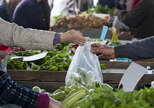 Κατά 50 ευρώ ακριβότερο το πασχαλινό τραπέζι – «Φωτιά» και τα οπωροκηπευτικά