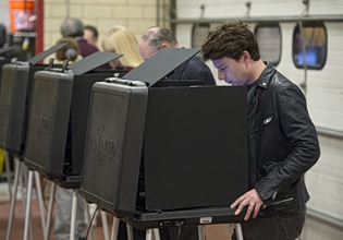 Τραμπ: Πλήγμα από Βιρτζίνια εν όψει midterms – Αλλάζει ο εκλογικός χάρτης δίνοντας ώθηση στους Δημοκρατικούς