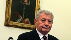 Δίκη για τον θάνατο του Σήφη Βαλυράκη: «Δύο τραύματα θα ήταν θανατηφόρα ακόμα κι αν δεν έπεφτε στο νερό»