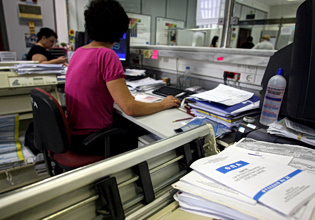 Παραμένει ψηλά η ανεπίσημη εργασία στην Ελλάδα –  Οι γυναίκες πλήττονται περισσότερο (πίνακες)