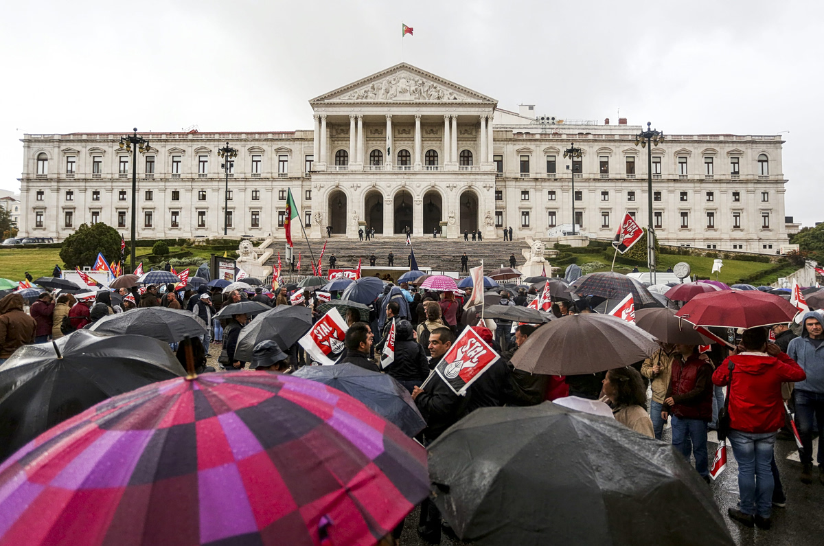 «Παρέλυσε» το Δημόσιο στην Πορτογαλία – Γιατί απεργούν οι υπάλληλοι;