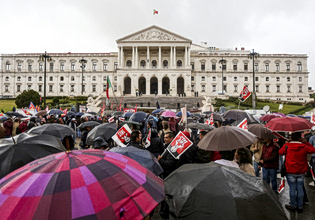 «Παρέλυσε» το Δημόσιο στην Πορτογαλία – Γιατί απεργούν οι υπάλληλοι;