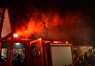 Μοσχάτο: Φωτιά σε Ι.Χ. και ένα αυτοκινούμενο τροχόσπιτο τα ξημερώματα – Τι προβληματίζει την Αστυνομία