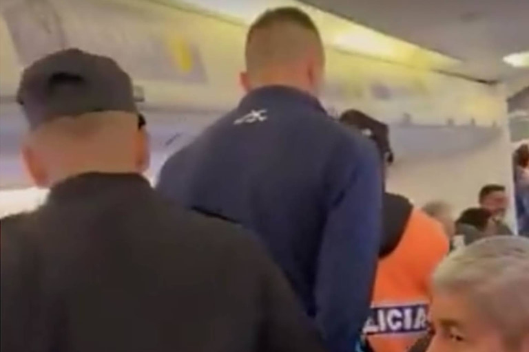 Χαμός στην Αργεντινή: Ποδοσφαιριστής φώναξε «βόμβα» μέσα σε αεροπλάνο και συνελήφθη (vid)