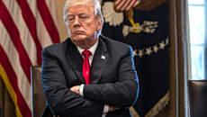 Οι δασμοί του Τραμπ «γιόρτασαν» τα πρώτα τους γενέθλια – Πώς αναδιαμόρφωσαν τις παγκόσμιες αγορές