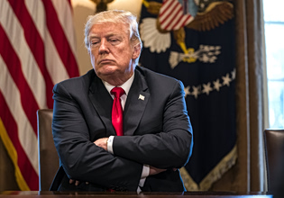 Οι δασμοί του Τραμπ «γιόρτασαν» τα πρώτα τους γενέθλια – Πώς αναδιαμόρφωσαν τις παγκόσμιες αγορές