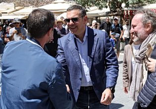 Αλέξης Τσίπρας: Το πρωί καθηγητής, το βράδυ ντελιβεράς – Το αξιακό κόστος στην Ελλάδα των «γαλάζιων» ακρίδων