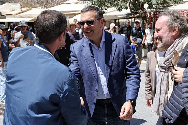 Αλέξης Τσίπρας: Το πρωί καθηγητής, το βράδυ ντελιβεράς – Το αξιακό κόστος στην Ελλάδα των «γαλάζιων» ακρίδων