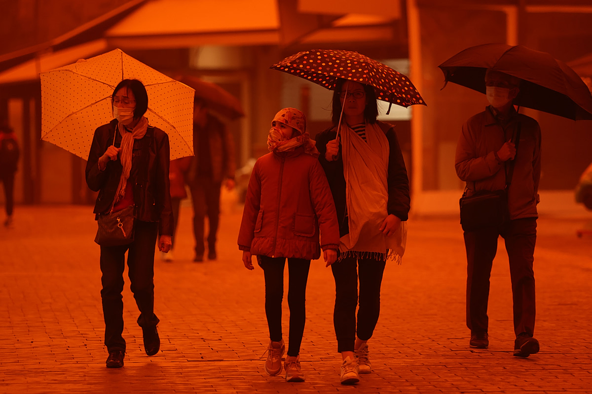 «Πορτοκαλί» ουρανός στην Ευρώπη – Πώς η σκόνη από τη Σαχάρα πλήττει την υγεία, την οικονομία και το περιβάλλον