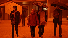 «Πορτοκαλί» ουρανός στην Ευρώπη – Πώς η σκόνη από τη Σαχάρα πλήττει την υγεία, την οικονομία και το περιβάλλον