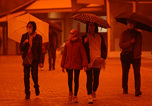 «Πορτοκαλί» ουρανός στην Ευρώπη – Πώς η σκόνη από τη Σαχάρα πλήττει την υγεία, την οικονομία και το περιβάλλον