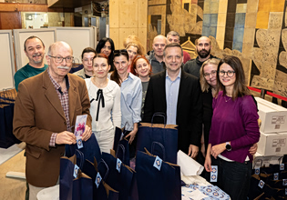 Δώρα και ευχές για το Πάσχα από τον Δήμο Αθηναίων σε 3.500 άτομα τρίτης ηλικίας