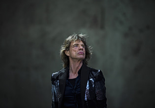 Ο Μικ Τζάγκερ έφτασε πολύ κοντά στον θάνατο το 1976, σύμφωνα με τη νέα βιογραφία των Rolling Stones