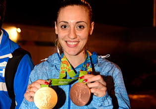 Άννα Κορακάκη: Έγινε 30 χρόνων και ποζάρει αγκαλιά με την κορούλα της – Το μήνυμα της