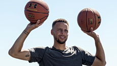 Σε δημοπρασία δεκάδες ζευγάρια παπούτσια του Στεφ Κάρι