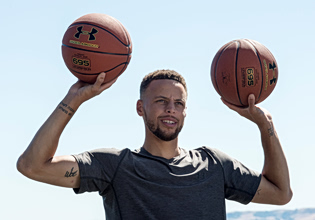 Σε δημοπρασία δεκάδες ζευγάρια παπούτσια του Στεφ Κάρι