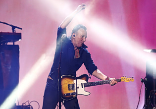 Ο Σπρίνγκστιν τραγουδά και το πλήθος φωνάζει: «Έξω η ICE»