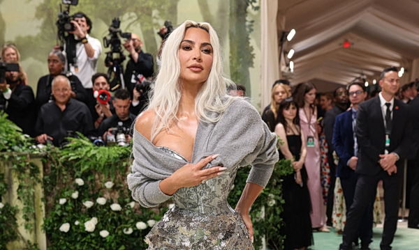 Tι δουλειά έχει η Κιμ Καρντάσιαν στο Μπρόντγουεϊ;