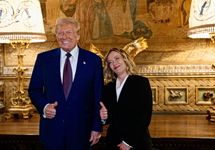 Κάποτε «όμορφη γυναίκα», τώρα «δειλή»: Πώς οι θερμές σχέσεις της Μελόνι με τον Τραμπ πήραν την κάτω βόλτα