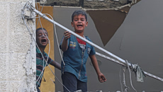 Σπαρακτικές εικόνες από τη Γάζα: Παιδιά παίζουν «κηδεία» στα χαλάσματα