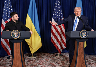 Ο Τραμπ απειλεί να σταματήσει την παροχή όπλων στην Ουκρανία