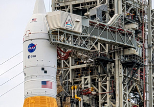 Σελήνη: Ποιος θα πρωτοπάρει τον πλούτο της;