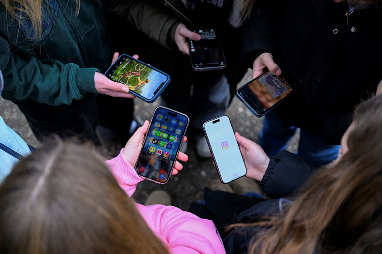 Social media: «Ας μας μάθουν, αντί να μας τα απαγορεύσουν» – Πώς αντιμετωπίζουν τα παιδιά τους περιορισμούς