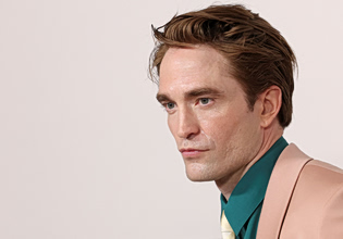 Ο Ρόμπερτ Πάτινσον και το άβολο κοστούμι του