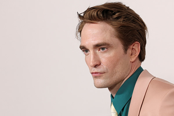 Ο Ρόμπερτ Πάτινσον και το άβολο κοστούμι του