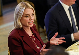 Ο Τραμπ απέλυσε τη γενική εισαγγελέα Μπόντι – Αργούσε να διώξει επικριτές και αντιπάλους του